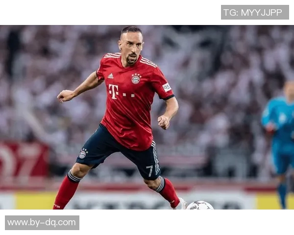 足球红衣球星激情瞬间高清壁纸展现荣耀与速度魅力