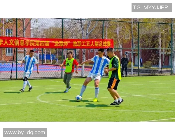 现役足球老将风采依旧 短暂退役后再度燃起赛场激情